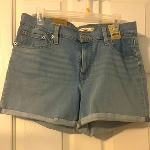 NWT Levi’s light wash mid length jean shorts